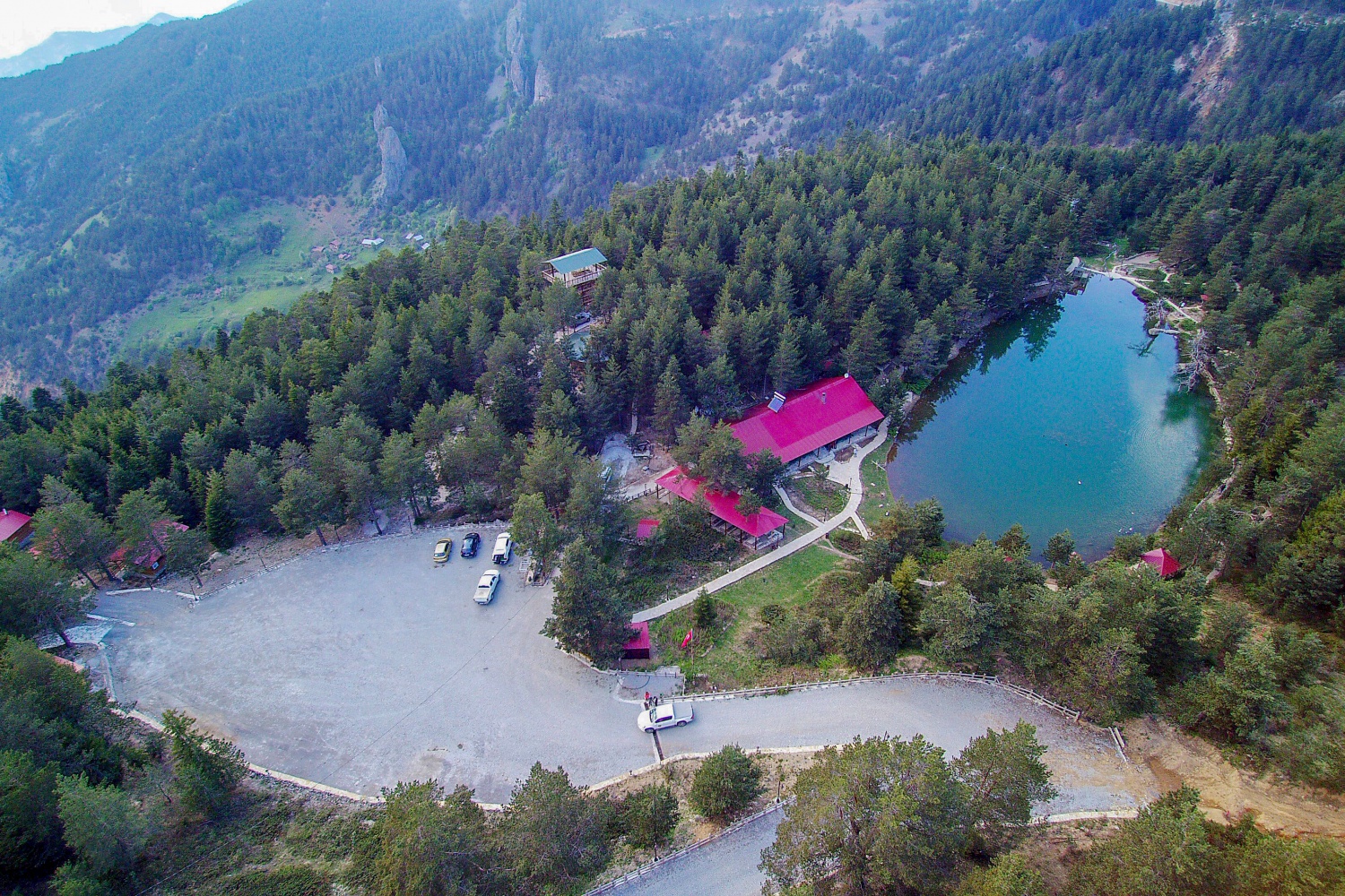 Sıcaktan bunalan soluğu Limni Gölünde alıyor 14