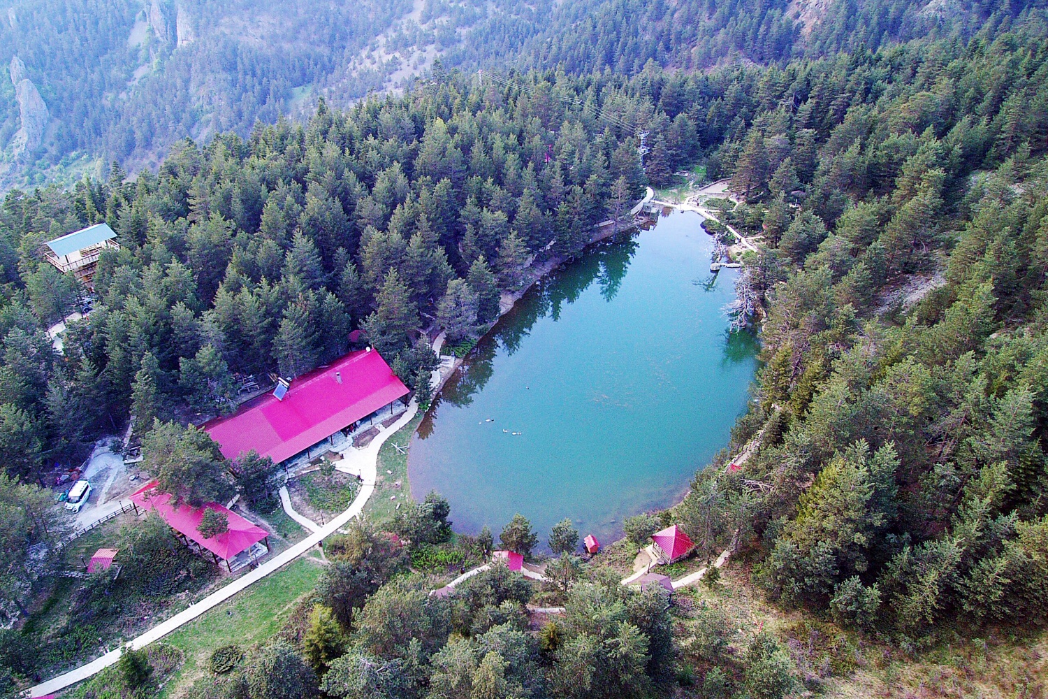 Sıcaktan bunalan soluğu Limni Gölünde alıyor 15