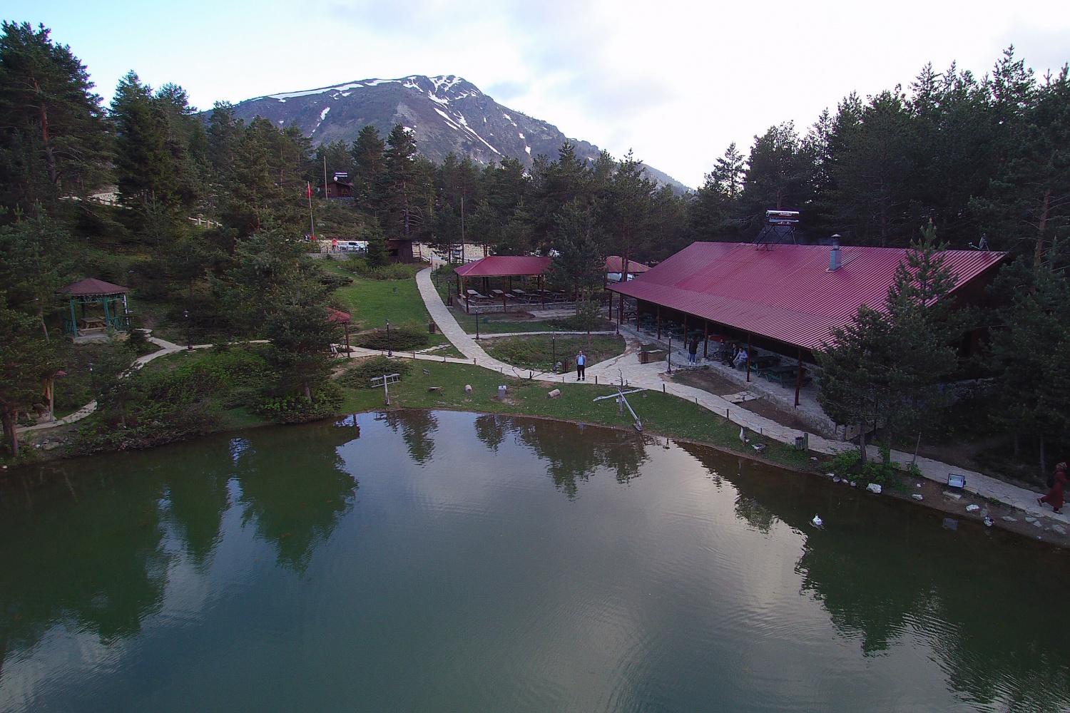 Sıcaktan bunalan soluğu Limni Gölünde alıyor 6