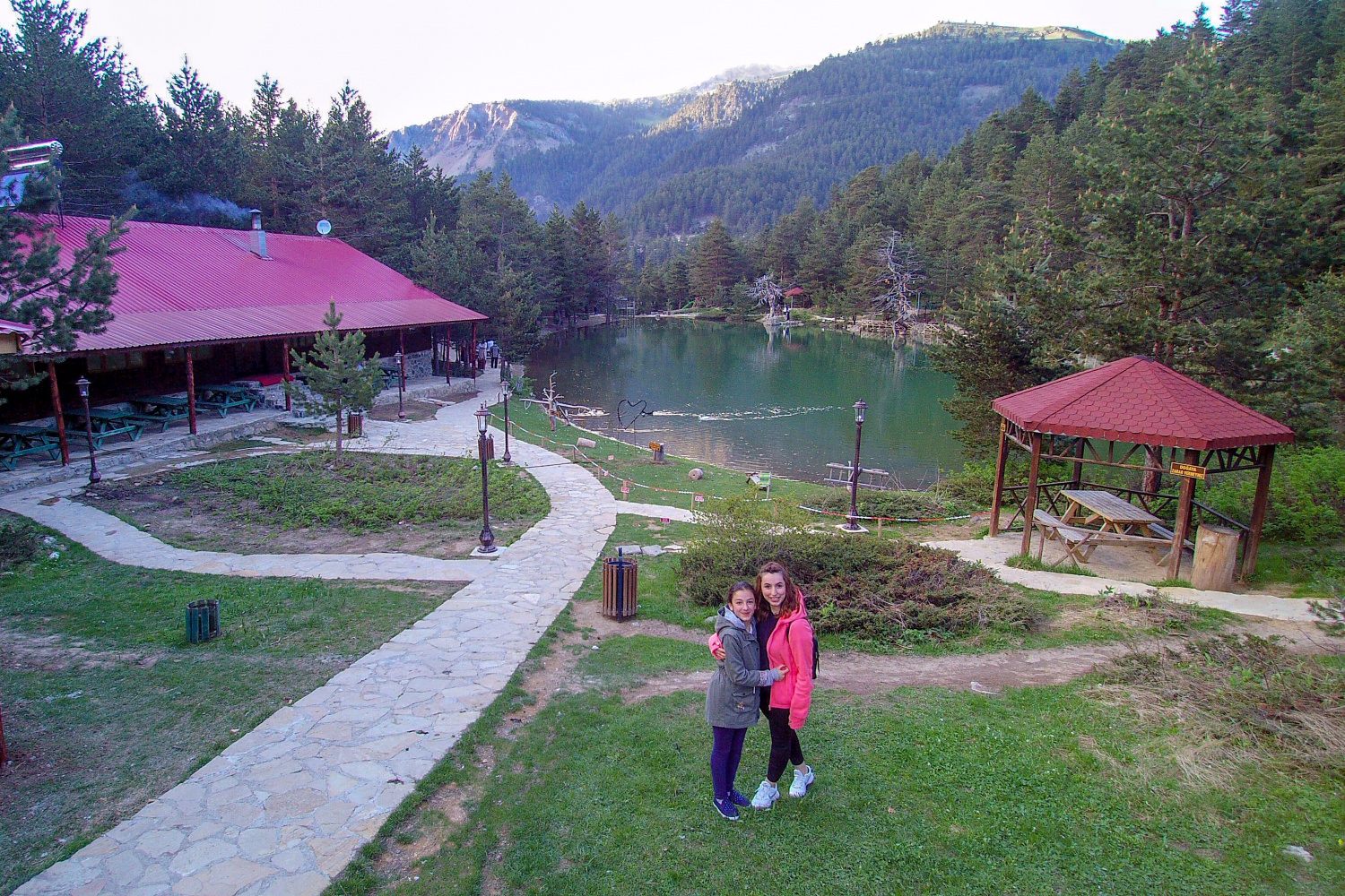 Sıcaktan bunalan soluğu Limni Gölünde alıyor 11