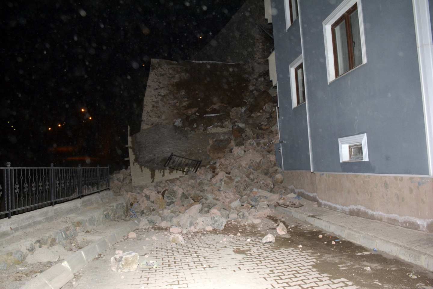 Gümüşhane’de istinat duvarı binaların üzerine yıkıldı 4