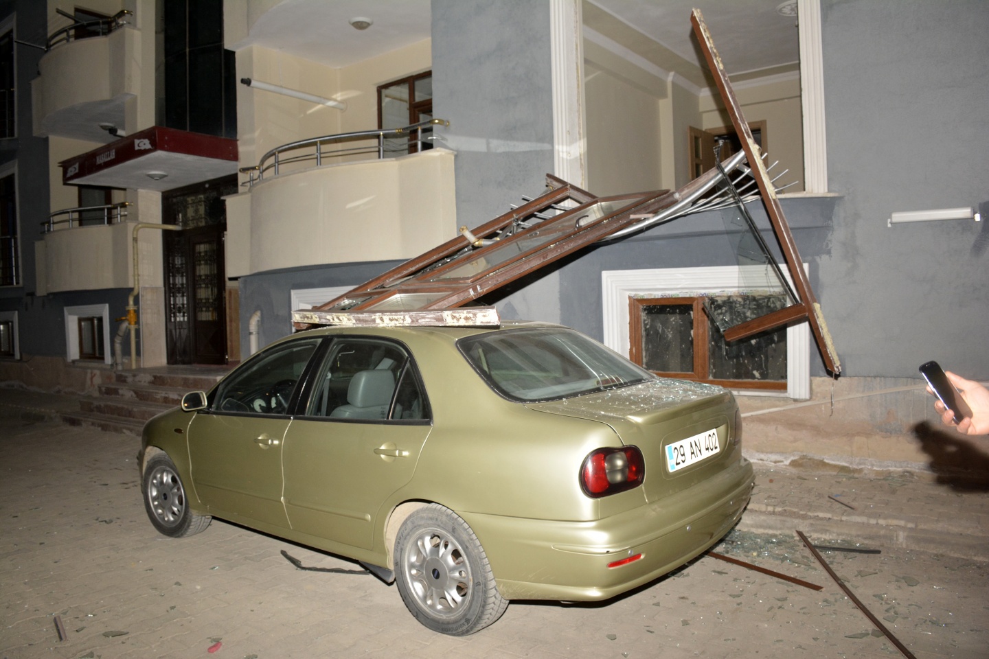 Gümüşhane’de istinat duvarı binaların üzerine yıkıldı 3