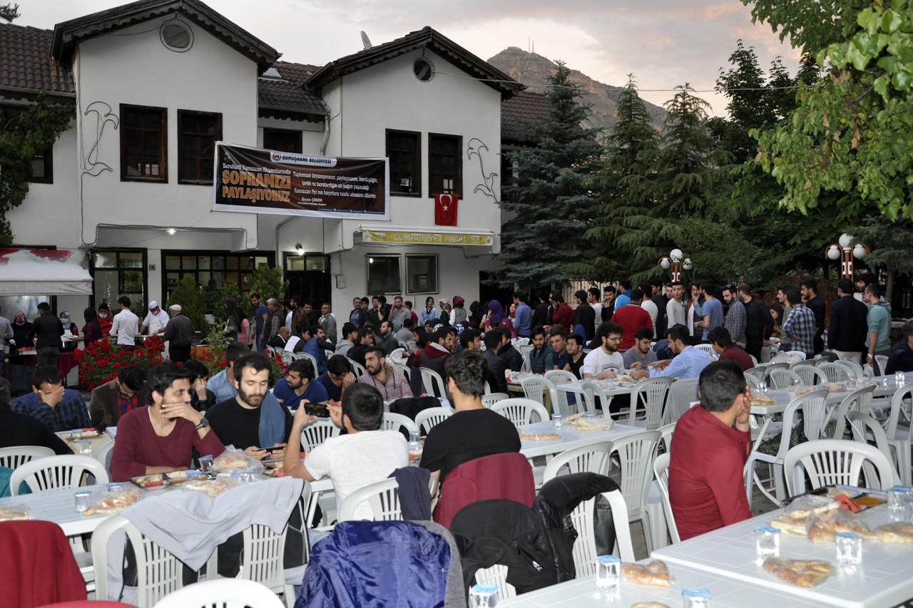 Başkan Çimen ilk iftarını vatandaşlarla yaptı 2
