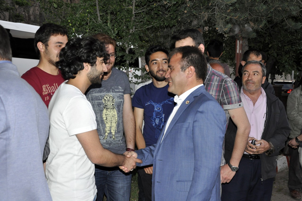 Başkan Çimen ilk iftarını vatandaşlarla yaptı 3