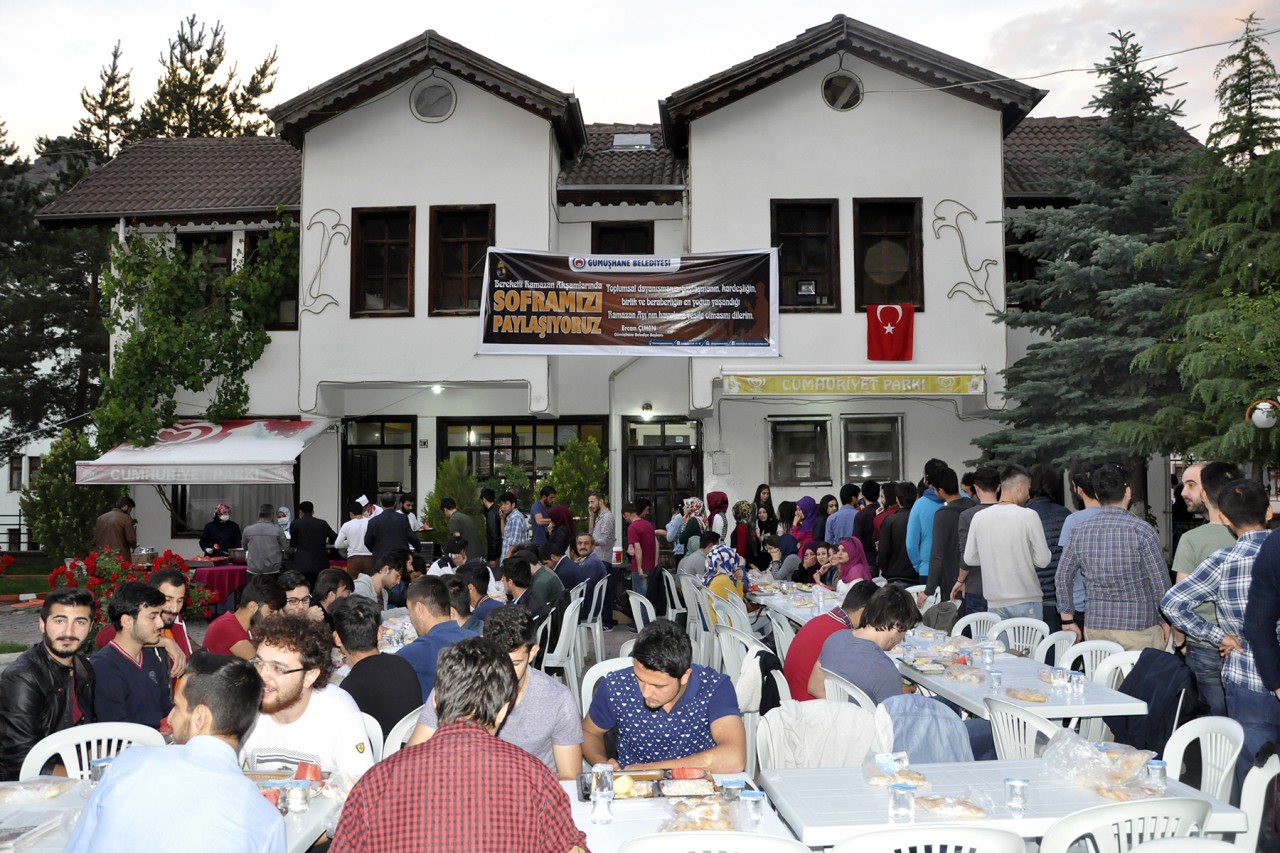 Başkan Çimen ilk iftarını vatandaşlarla yaptı 4