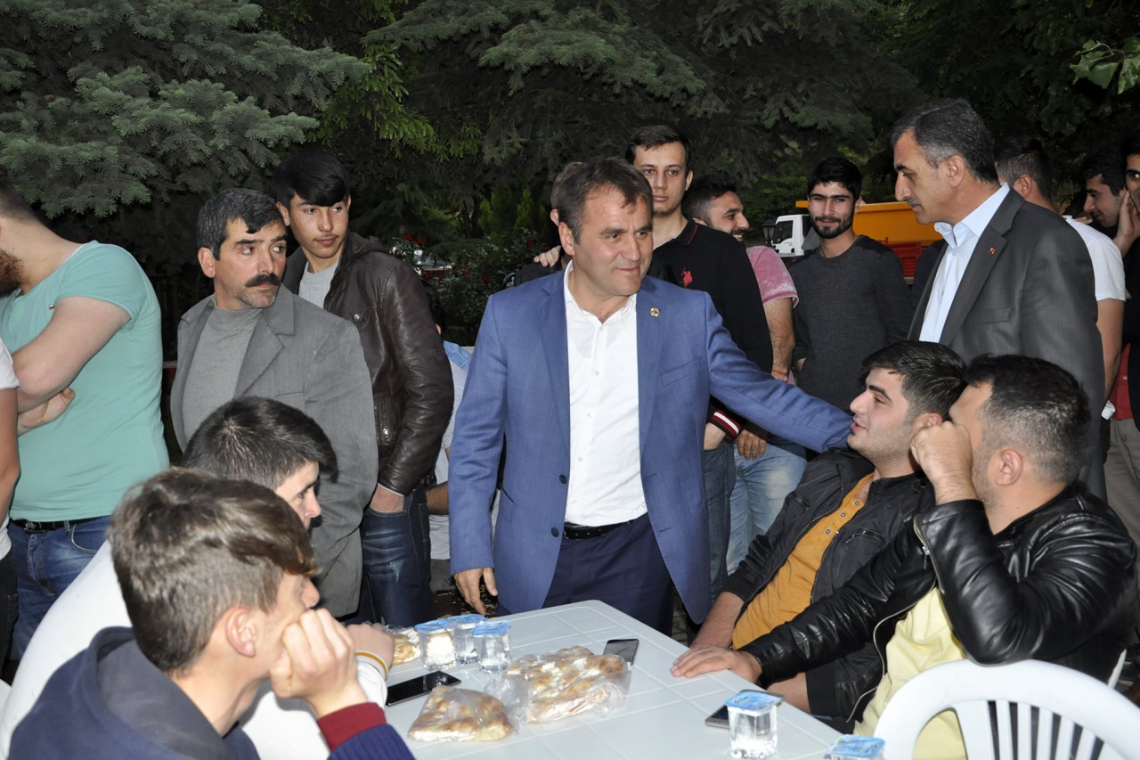 Başkan Çimen ilk iftarını vatandaşlarla yaptı 5