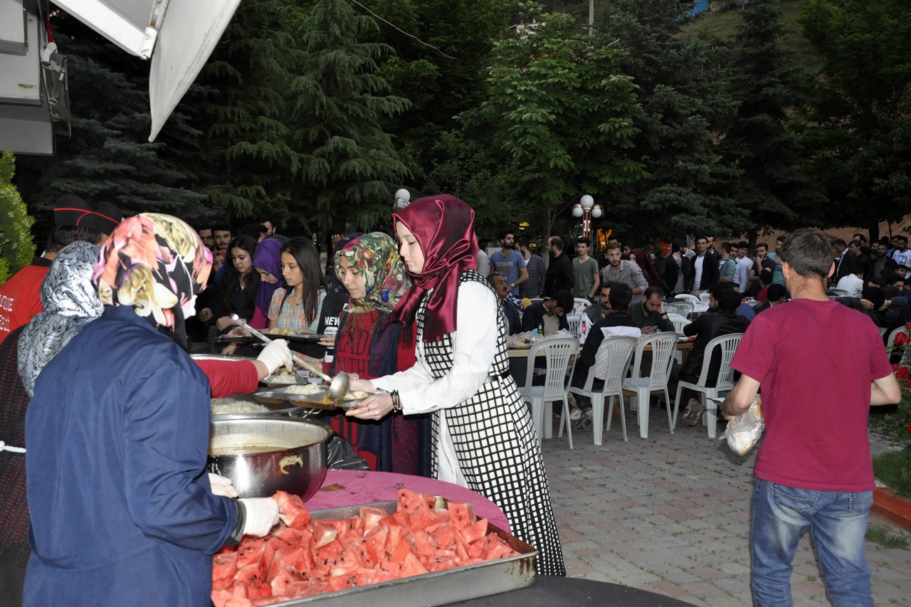 Başkan Çimen ilk iftarını vatandaşlarla yaptı 6