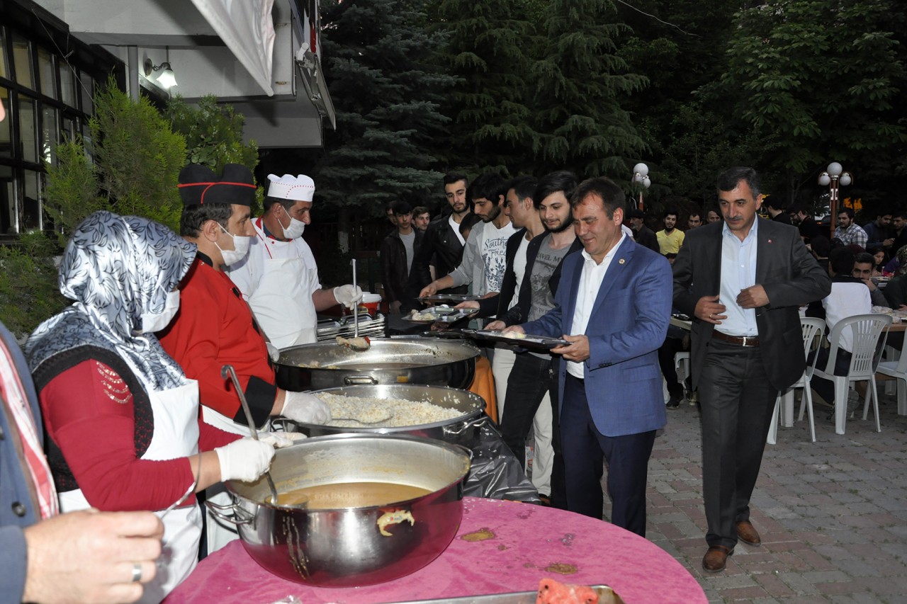 Başkan Çimen ilk iftarını vatandaşlarla yaptı 7