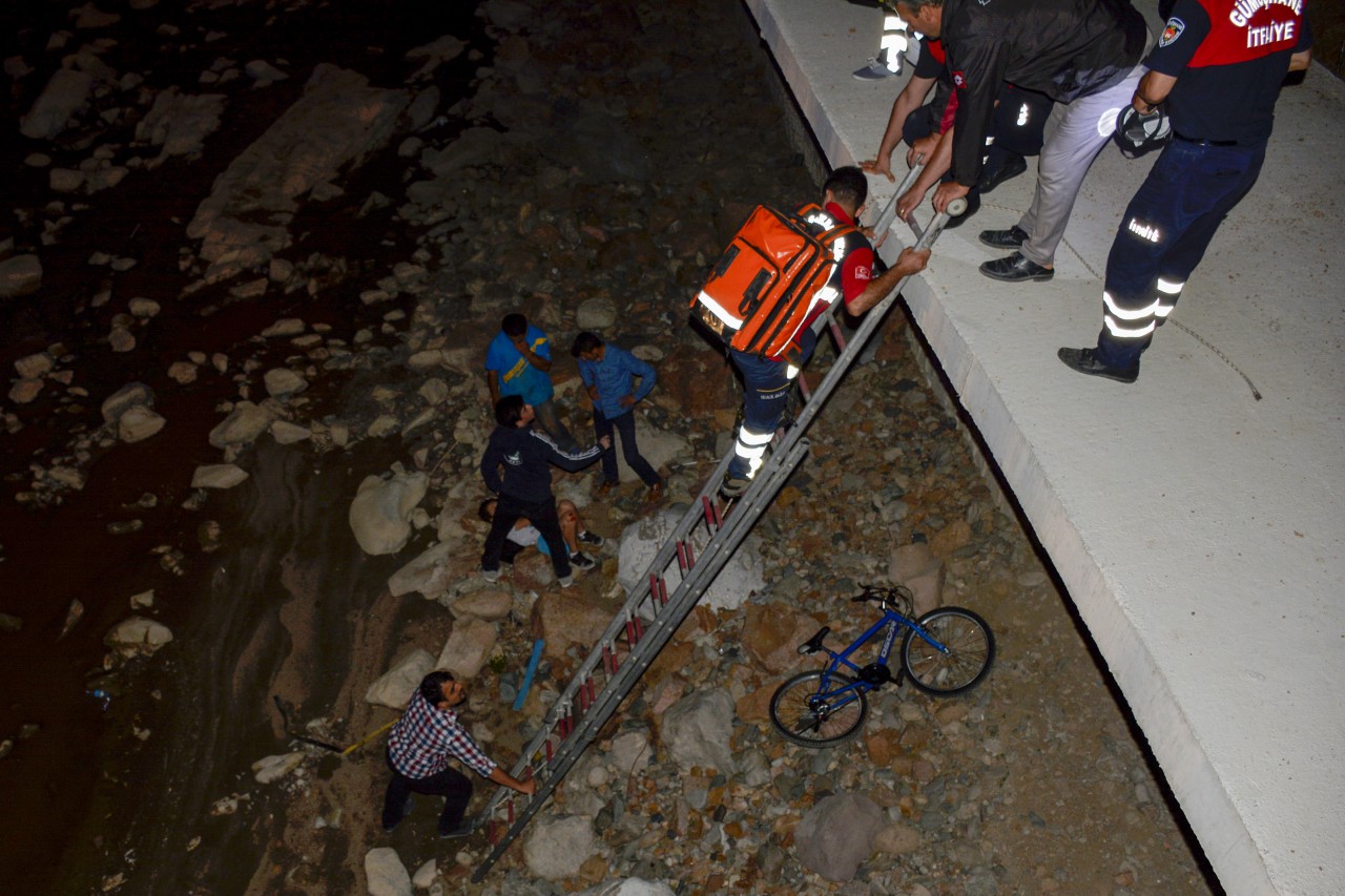 Bisikletiyle Harşit Çayına düştü 2