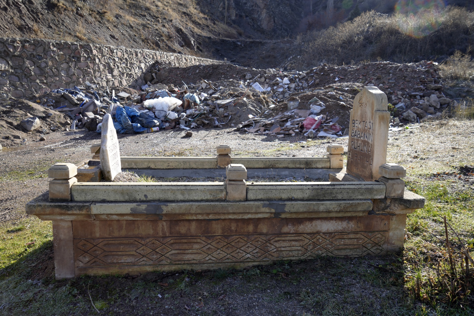 O mezarlığa büyük saygısızlık 3