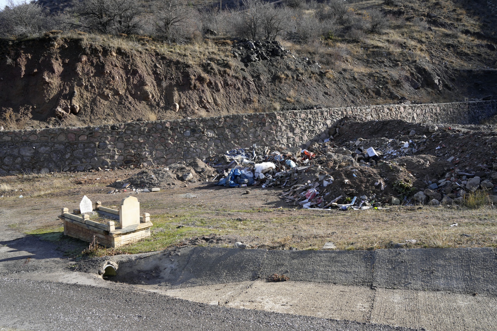 O mezarlığa büyük saygısızlık 5