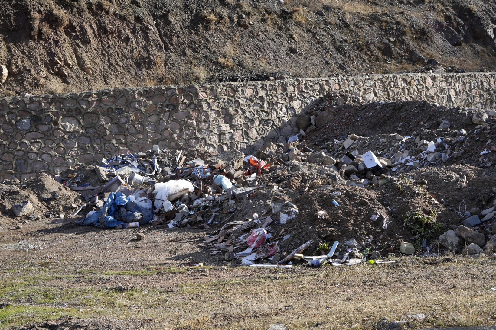 O mezarlığa büyük saygısızlık 7