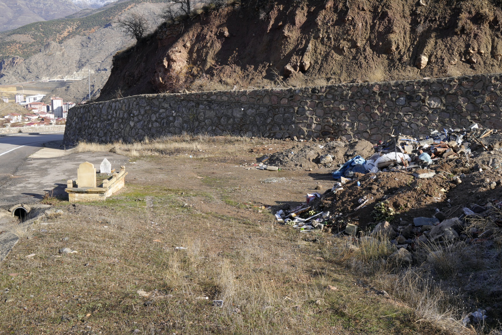 O mezarlığa büyük saygısızlık 4