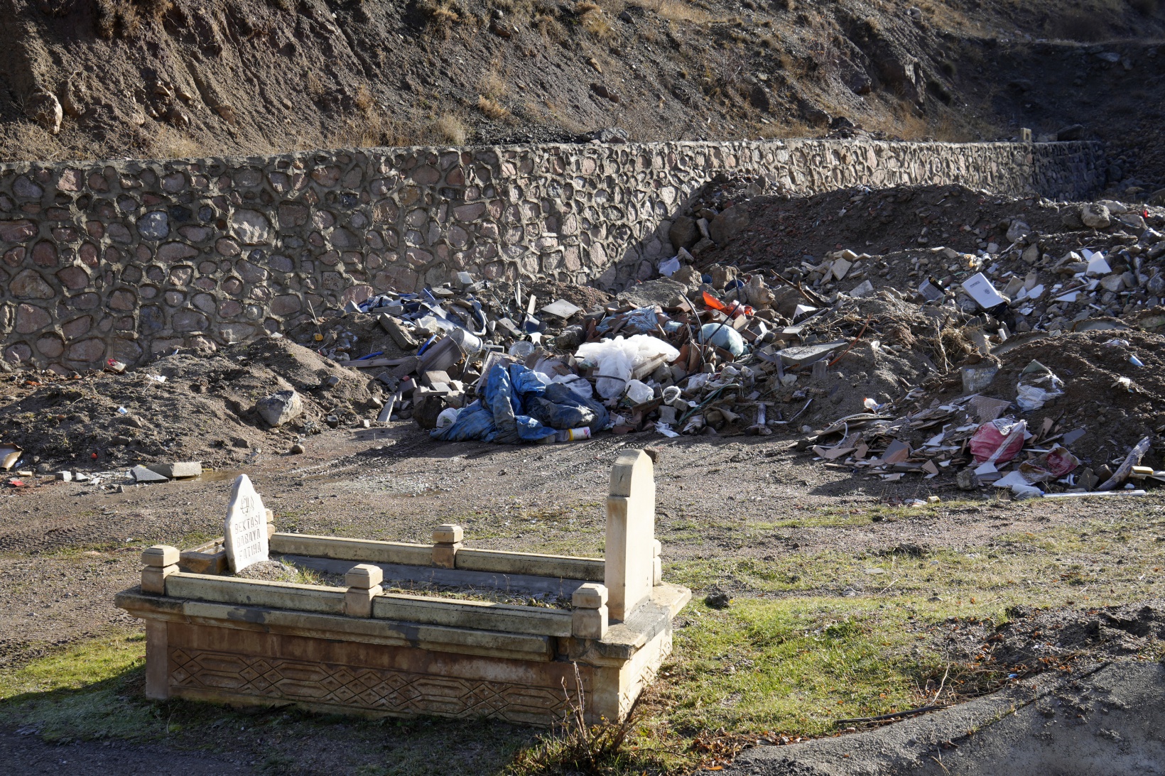 O mezarlığa büyük saygısızlık 6