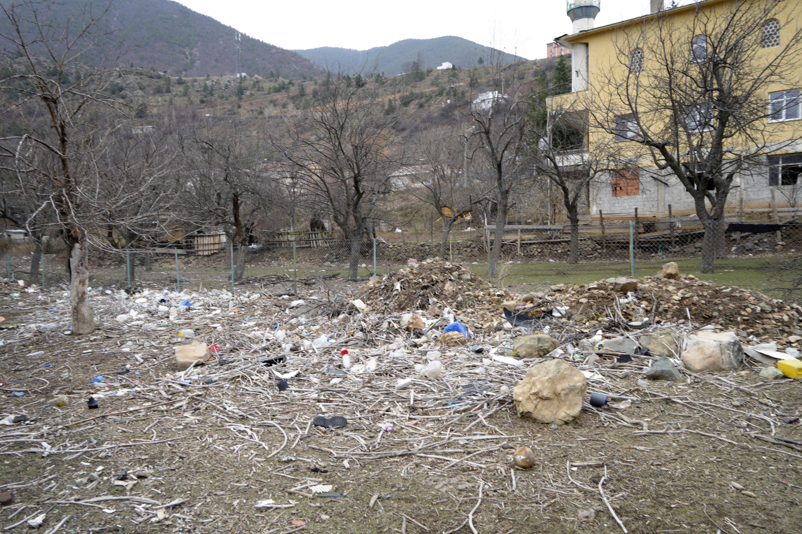 Bu mahallenin başı yıllardan beri baraj gölündeki çöplerle dertte 10