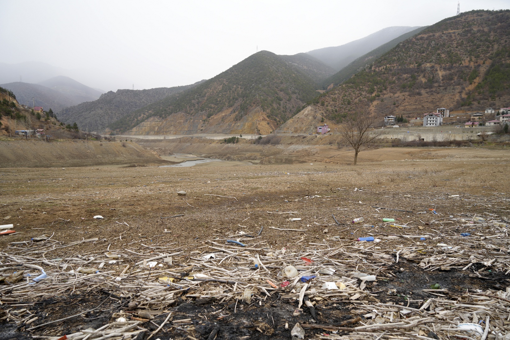 Bu mahallenin başı yıllardan beri baraj gölündeki çöplerle dertte 9