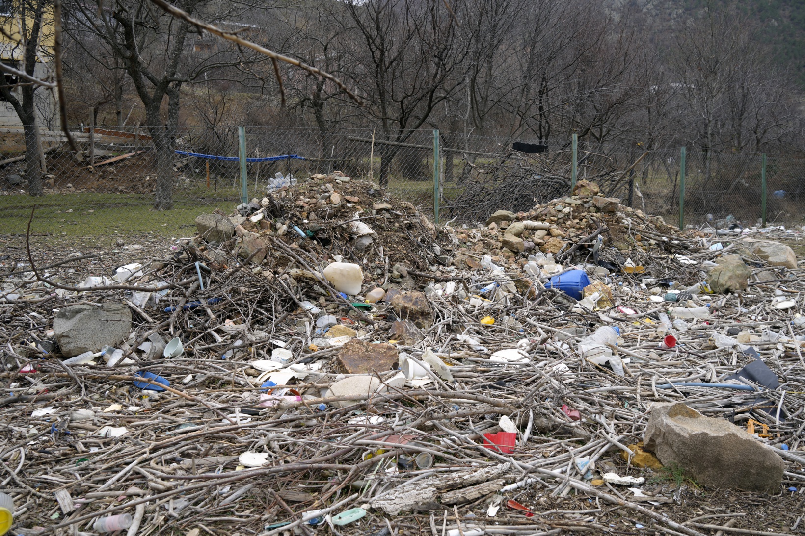 Bu mahallenin başı yıllardan beri baraj gölündeki çöplerle dertte 15