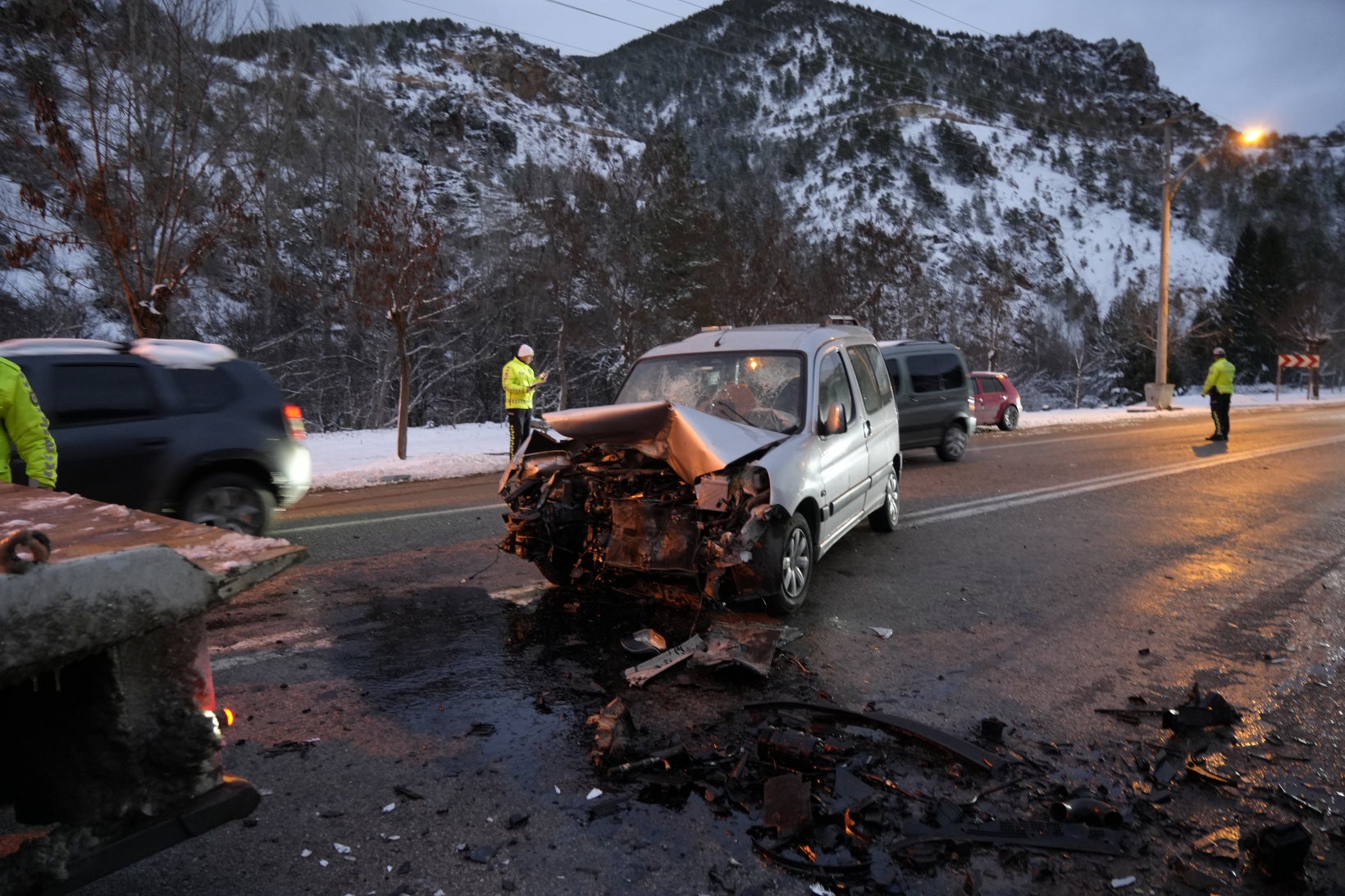Gümüşhane’de iki araç kafa kafaya çarpıştı: 4 yaralı 9