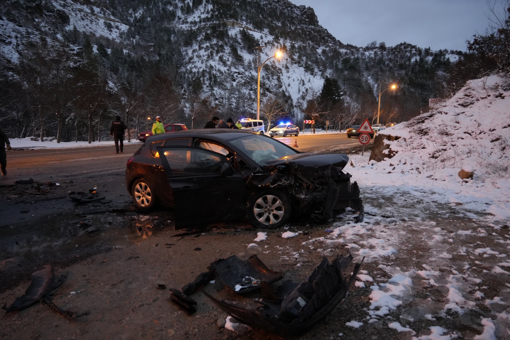 Gümüşhane’de iki araç kafa kafaya çarpıştı: 4 yaralı 11