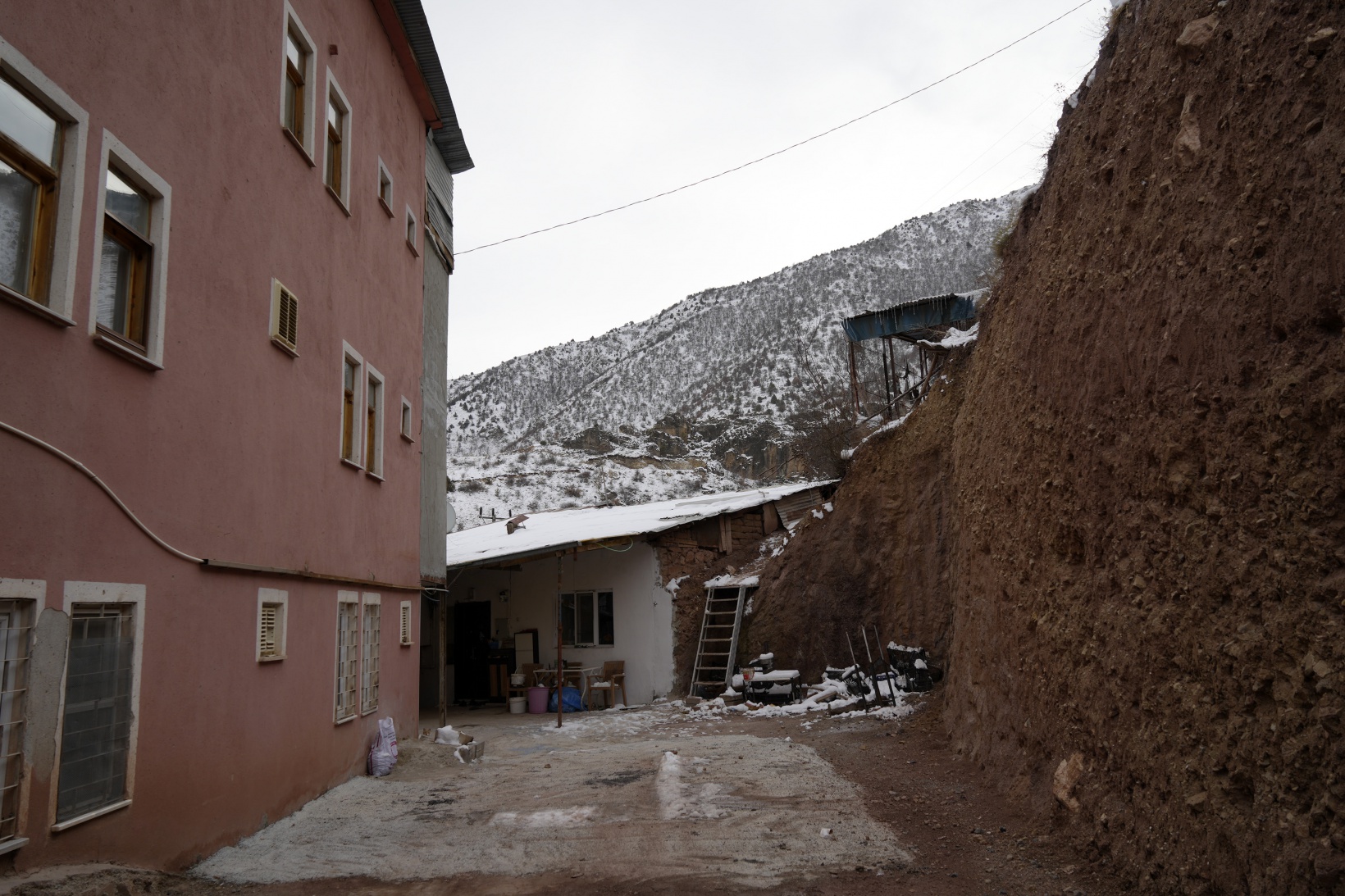 Yıllardır evlerini basan su nedeniyle mağduriyet yaşıyorlar 3