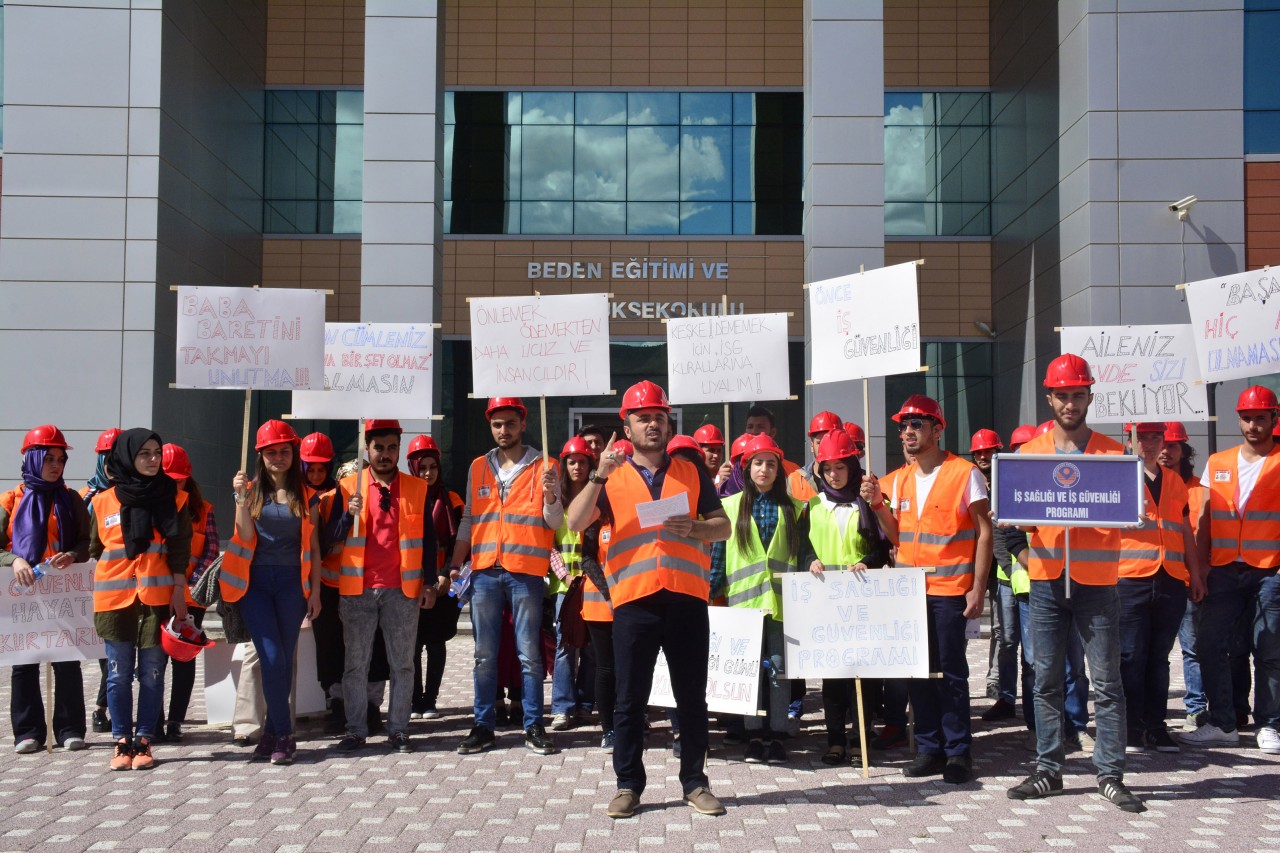 Üniversite öğrencilerinden iş güvenliği yürüyüşü 4