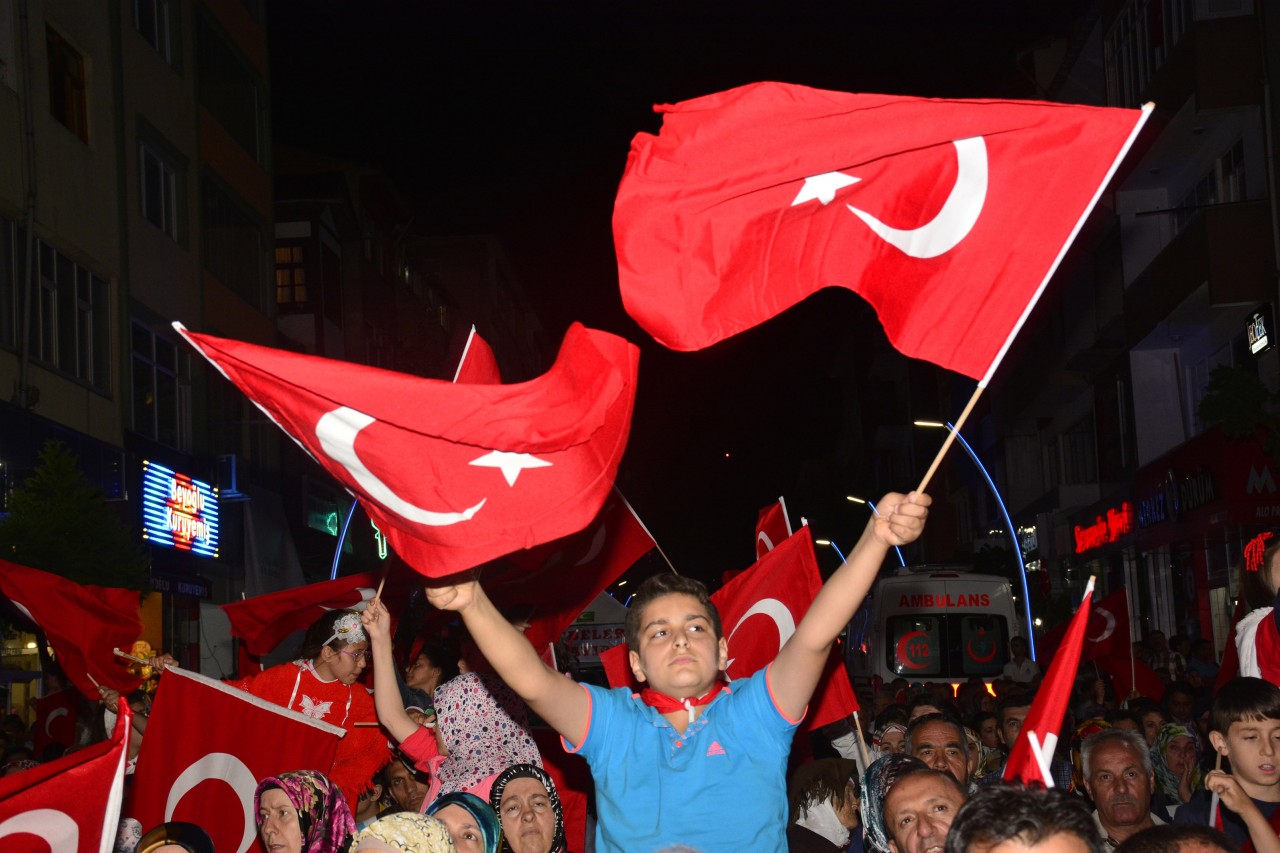 Gelin-damat düğünden çıkıp demokrasi şölenine gitti 3