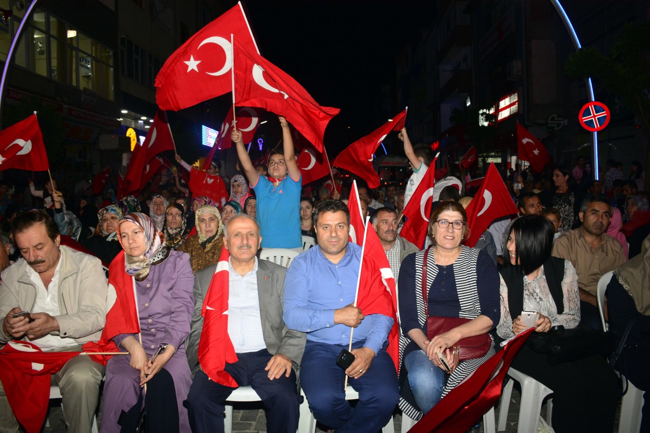 Gelin-damat düğünden çıkıp demokrasi şölenine gitti 4