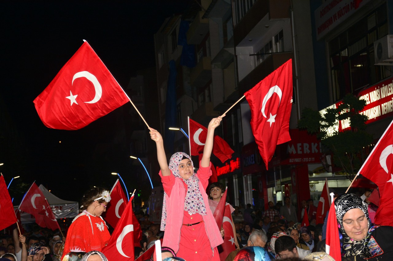 Gelin-damat düğünden çıkıp demokrasi şölenine gitti 5