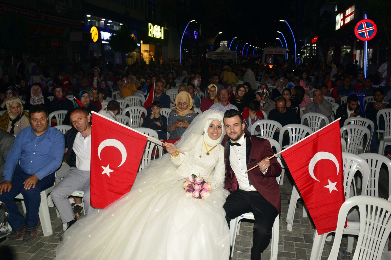 Gelin-damat düğünden çıkıp demokrasi şölenine gitti 6