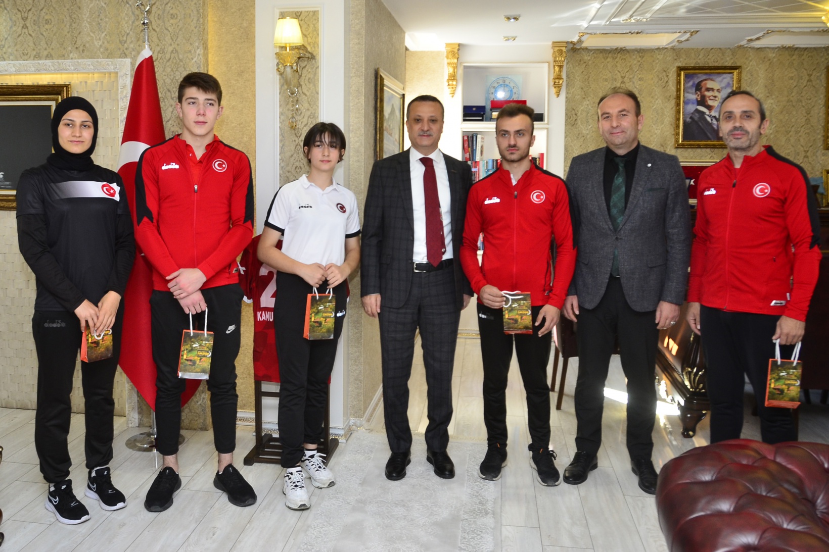 Vali Taşbilek dünya şampiyonlarını altınla ödüllendirdi 1