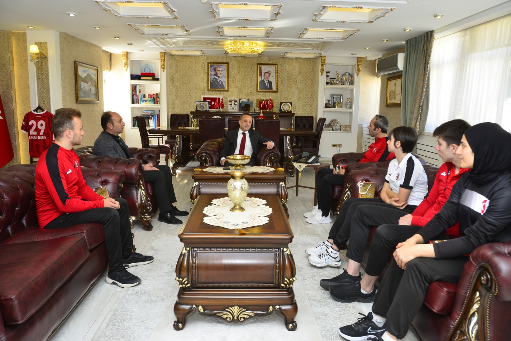 Vali Taşbilek dünya şampiyonlarını altınla ödüllendirdi 3