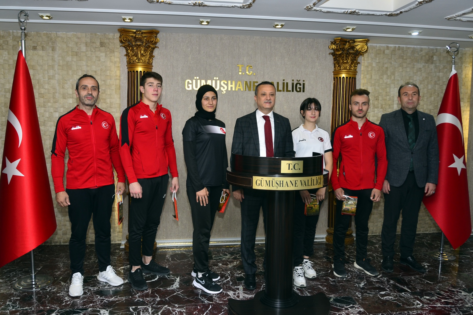 Vali Taşbilek dünya şampiyonlarını altınla ödüllendirdi 2