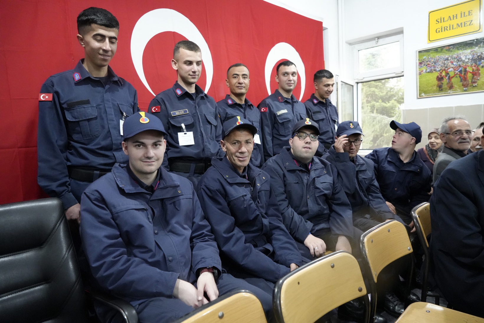 Bir günlüğüne çakı gibi asker oldular 11