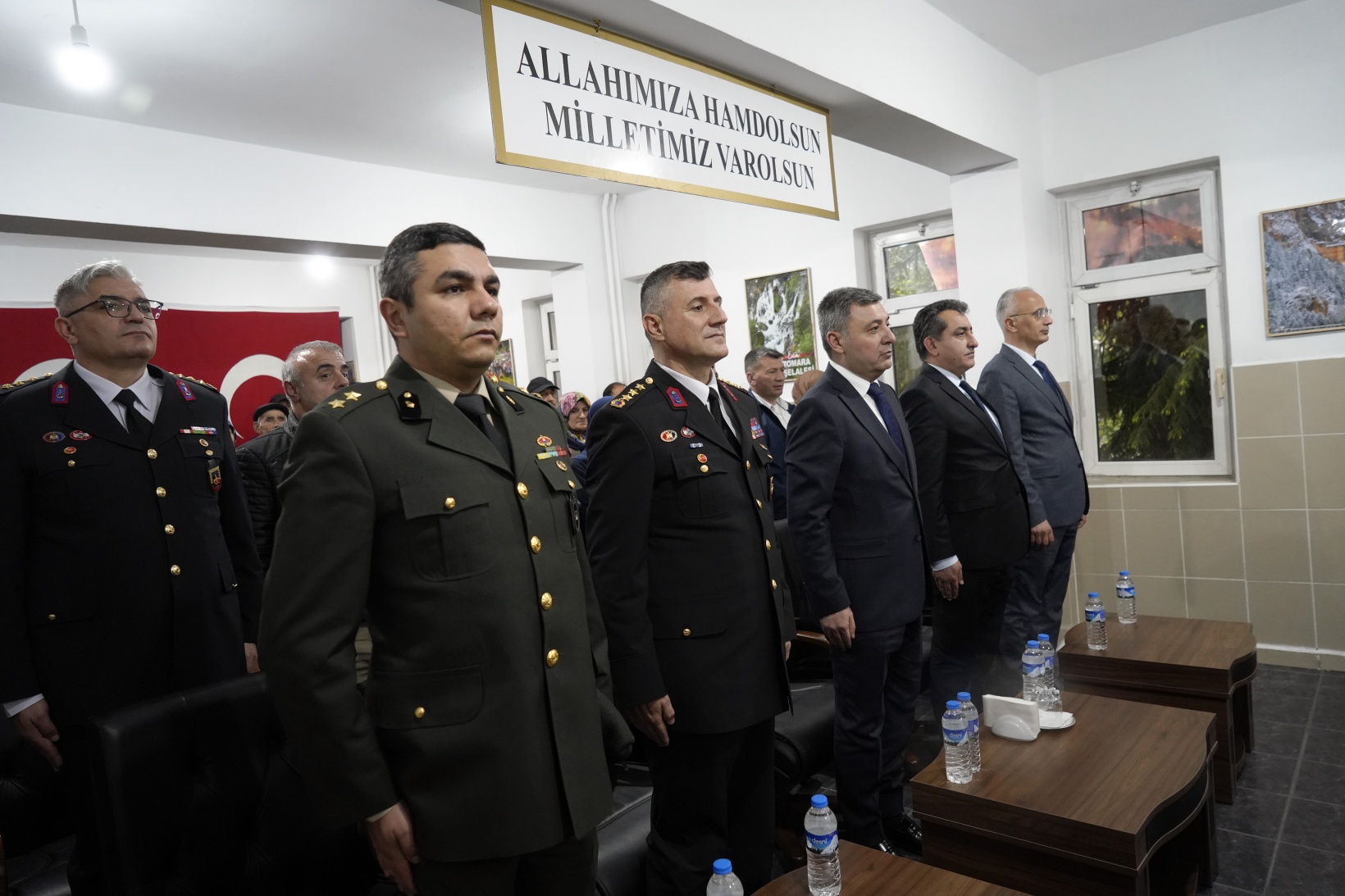 Bir günlüğüne çakı gibi asker oldular 5