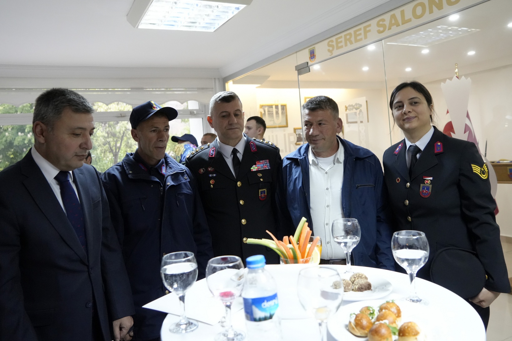 Bir günlüğüne çakı gibi asker oldular 10