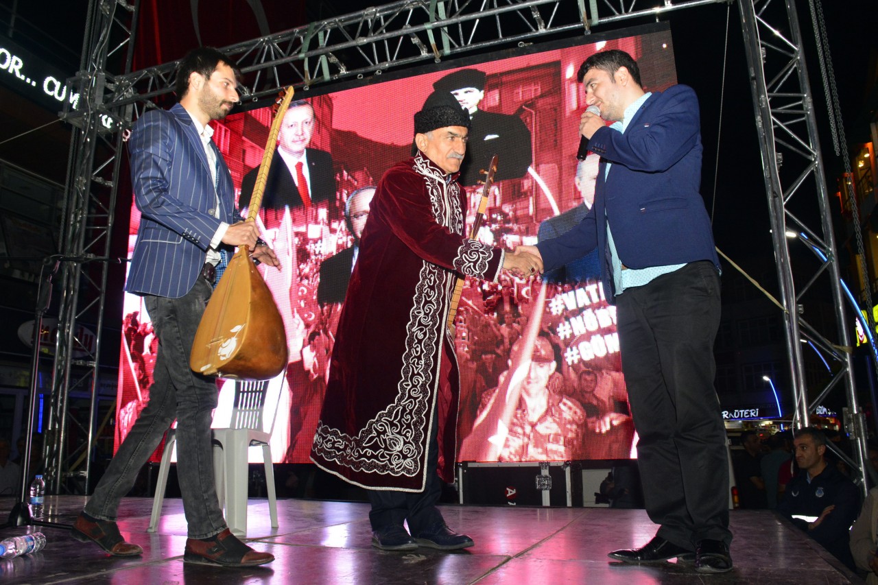 FETÖ’nün darbe girişimine Aşıklar’dan sert göndermeler 6