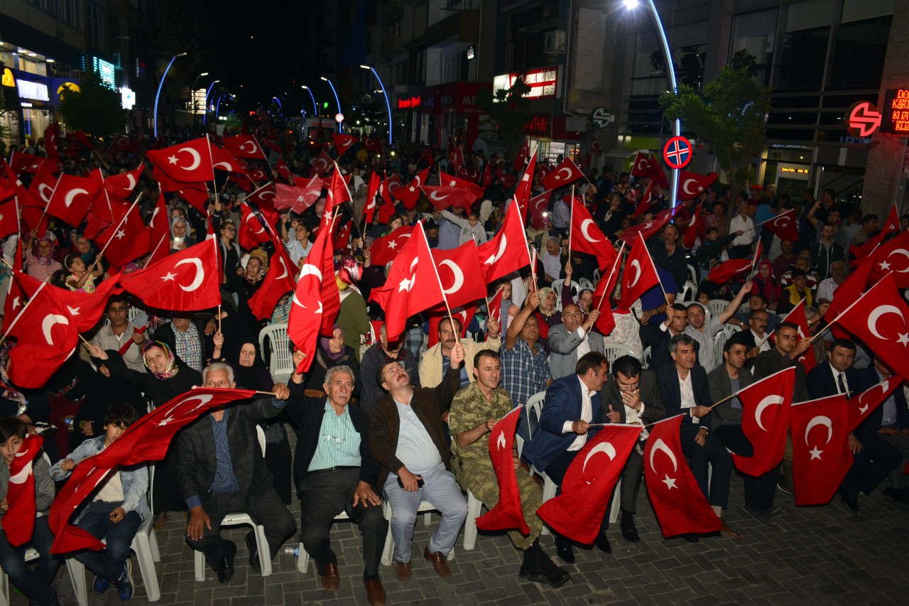 FETÖ’nün darbe girişimine Aşıklar’dan sert göndermeler 7