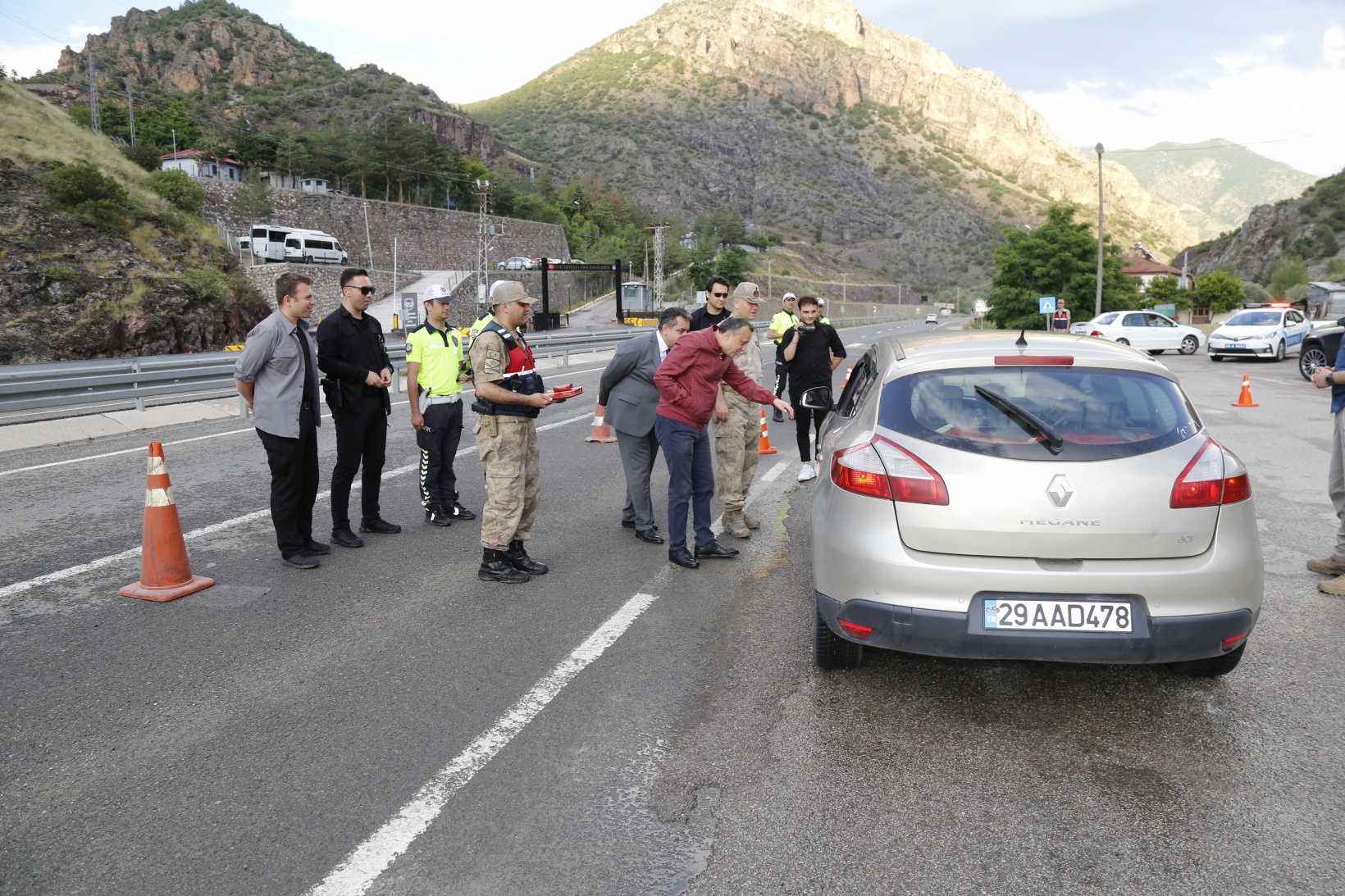 Vali Taşbilek bayram öncesi trafik denetimine katıldı, sürücüleri uyardı 7