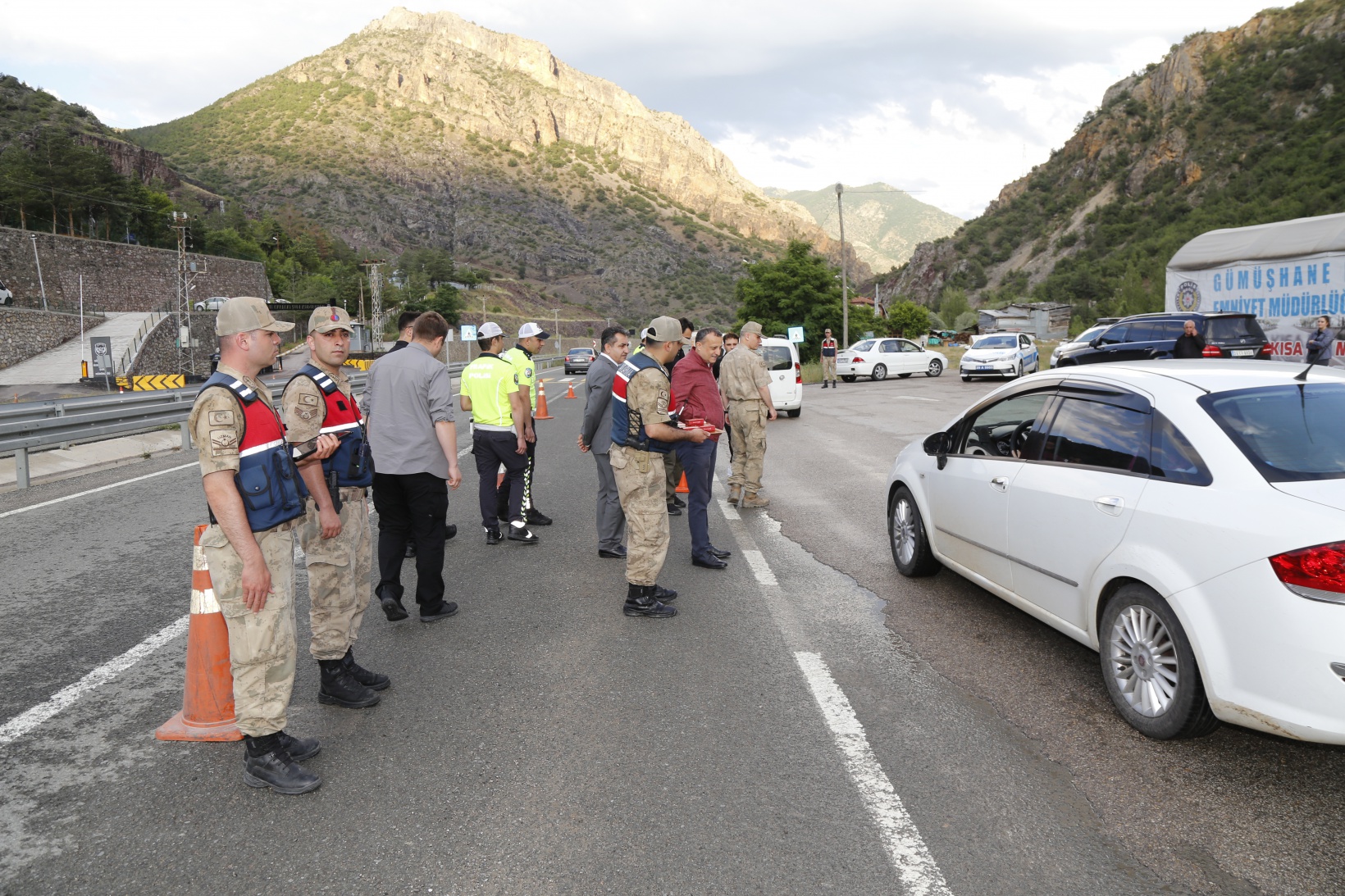 Vali Taşbilek bayram öncesi trafik denetimine katıldı, sürücüleri uyardı 6