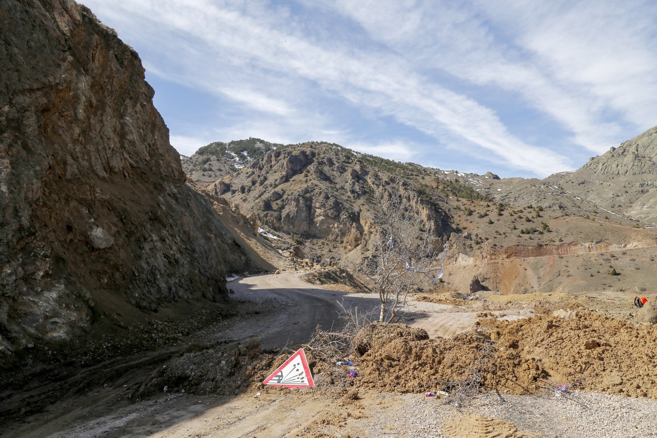 Dev kayalar grup köy yolunu ulaşıma kapattı 1
