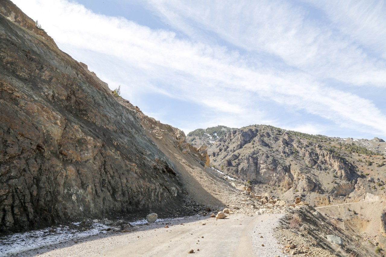 Dev kayalar grup köy yolunu ulaşıma kapattı 2