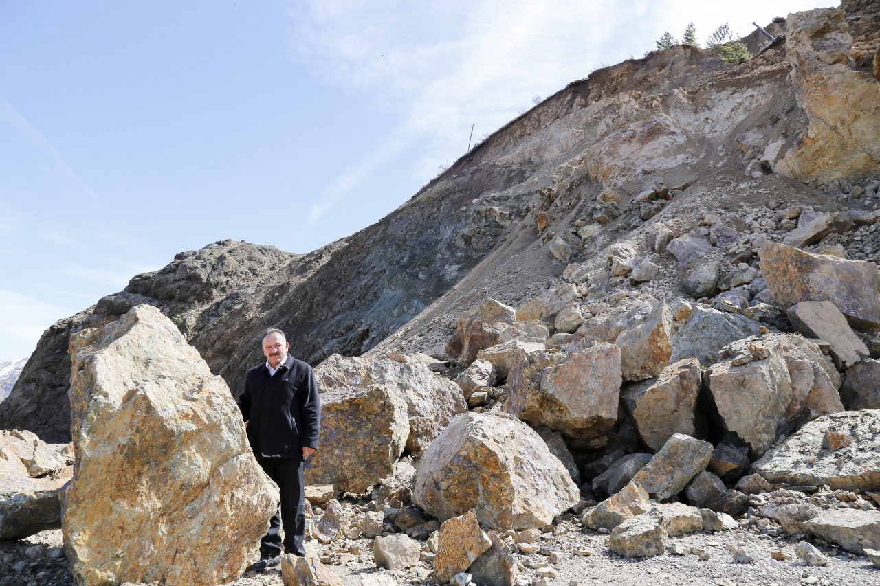 Dev kayalar grup köy yolunu ulaşıma kapattı 3