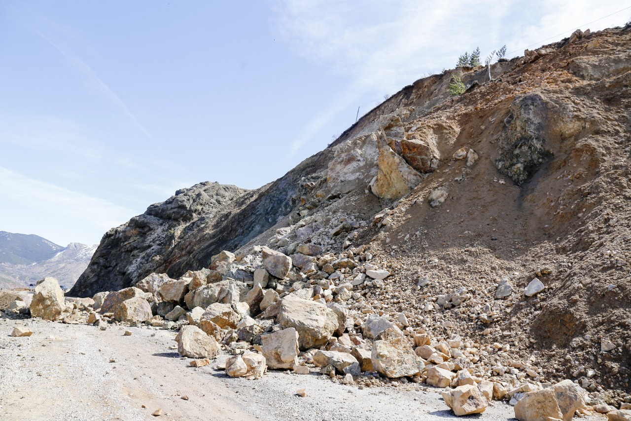 Dev kayalar grup köy yolunu ulaşıma kapattı 4
