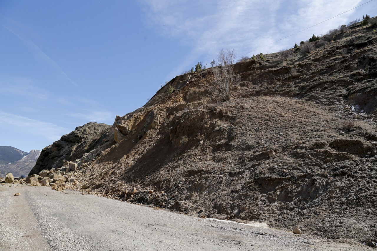 Dev kayalar grup köy yolunu ulaşıma kapattı 6