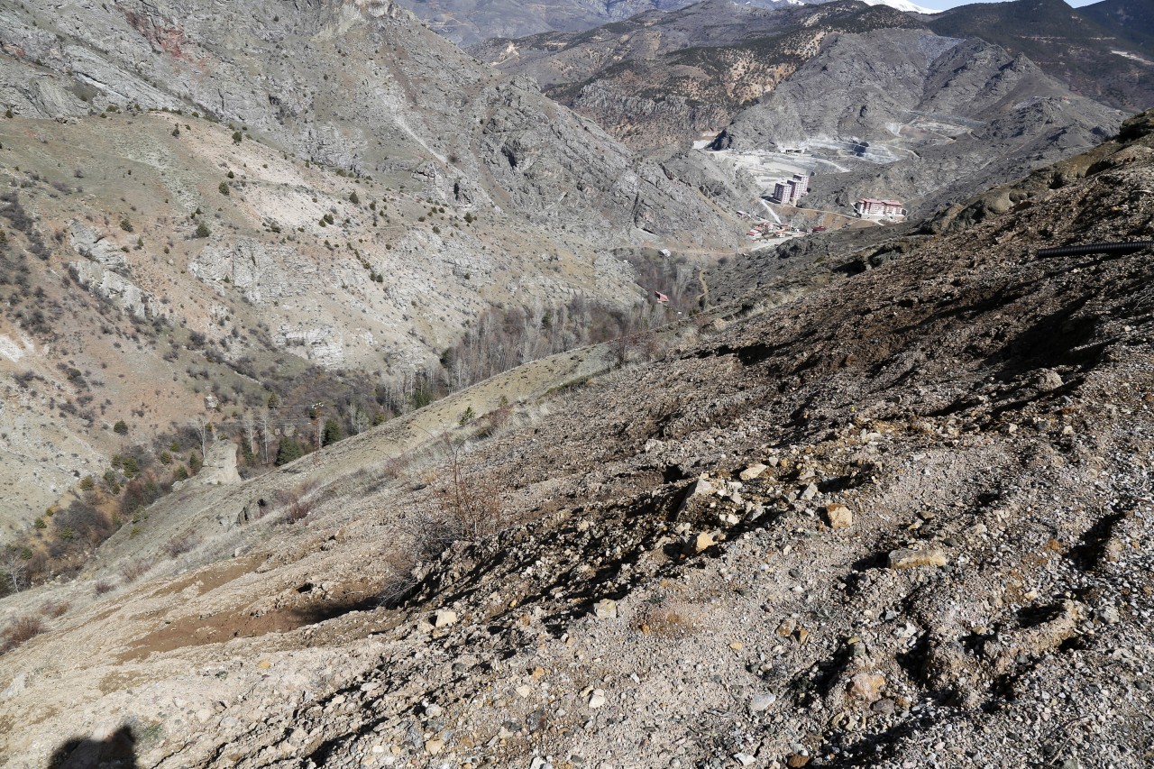 Dev kayalar grup köy yolunu ulaşıma kapattı 7