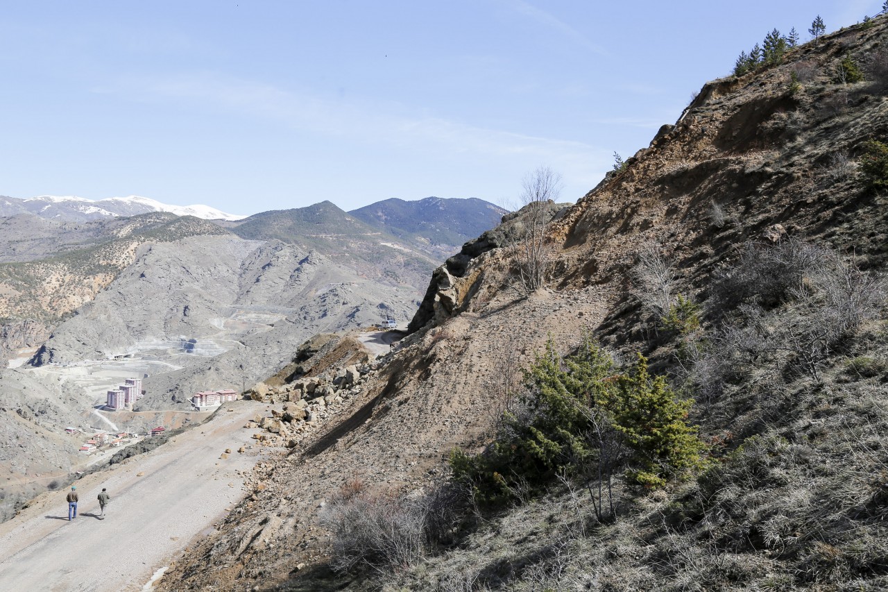 Dev kayalar grup köy yolunu ulaşıma kapattı 9