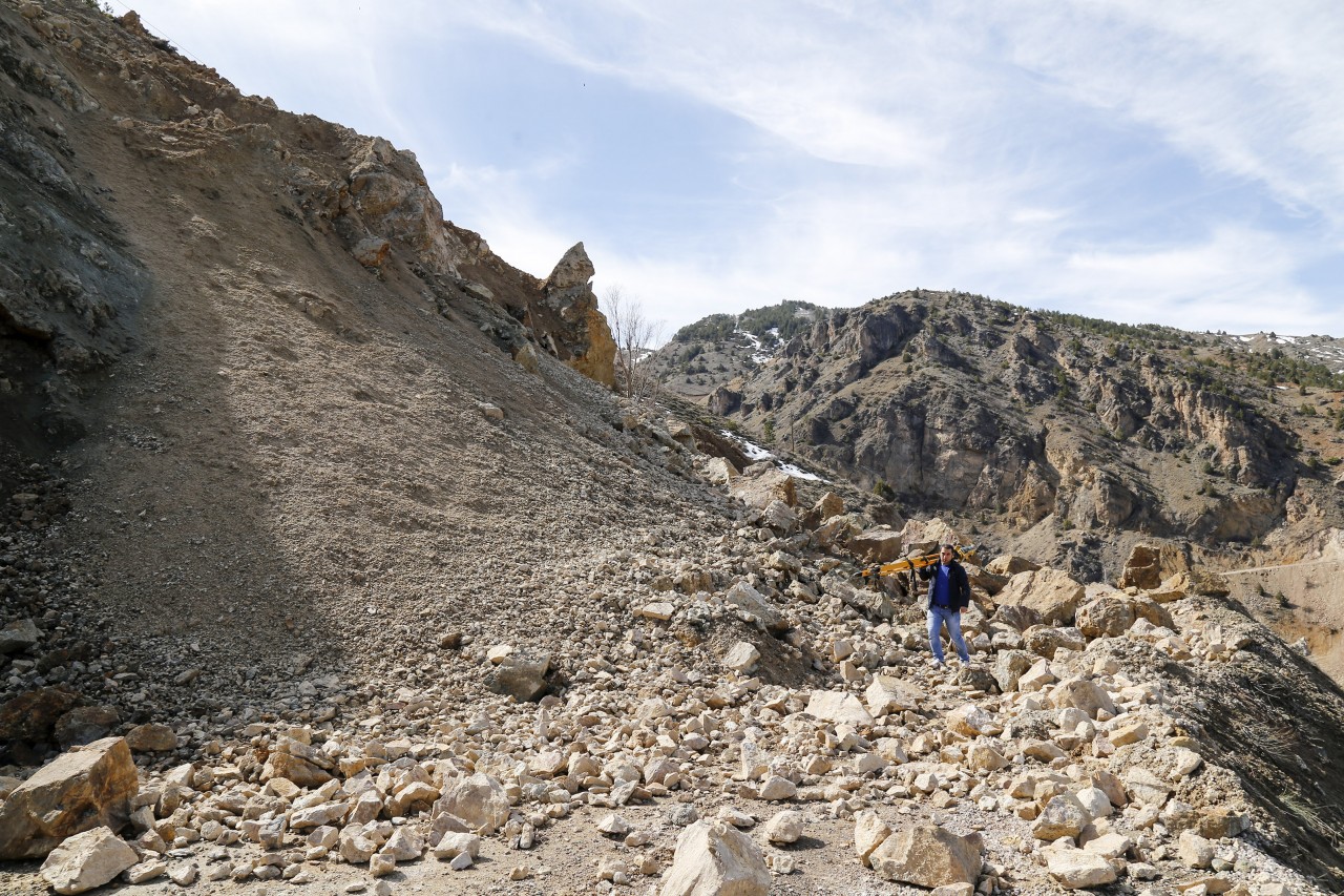 Dev kayalar grup köy yolunu ulaşıma kapattı 10