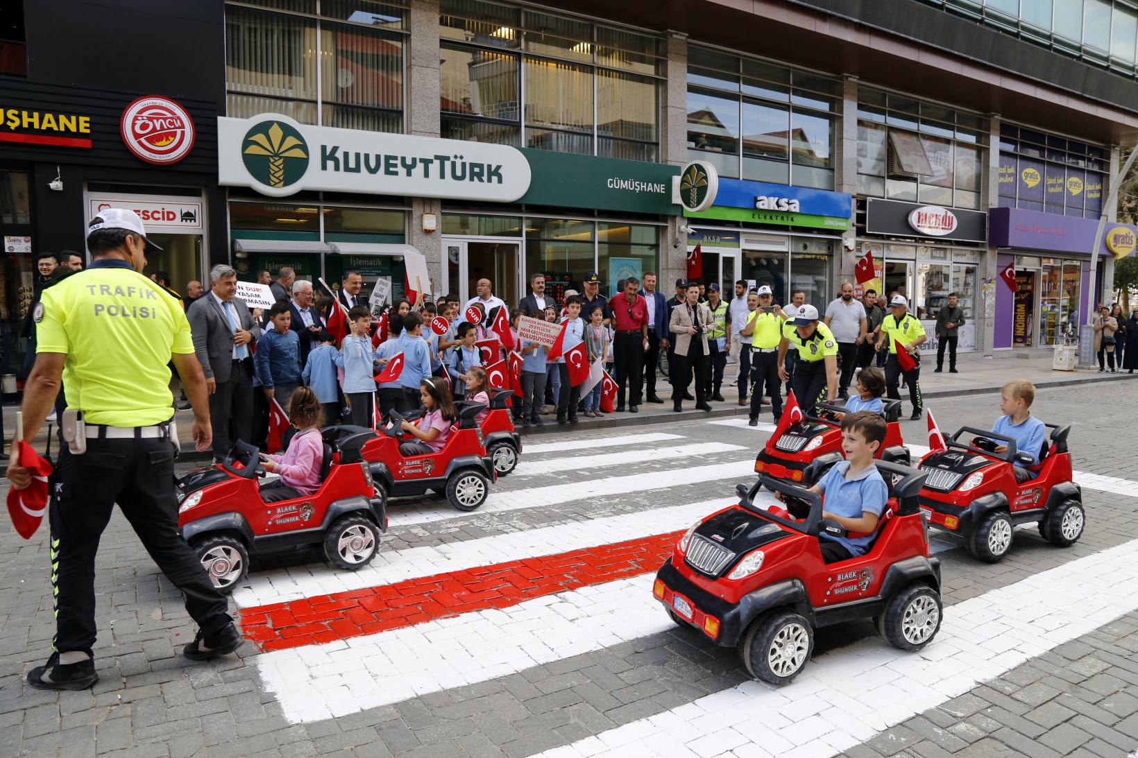 Gümüşhane’de yaya geçitleri kırmızıya boyandı 9
