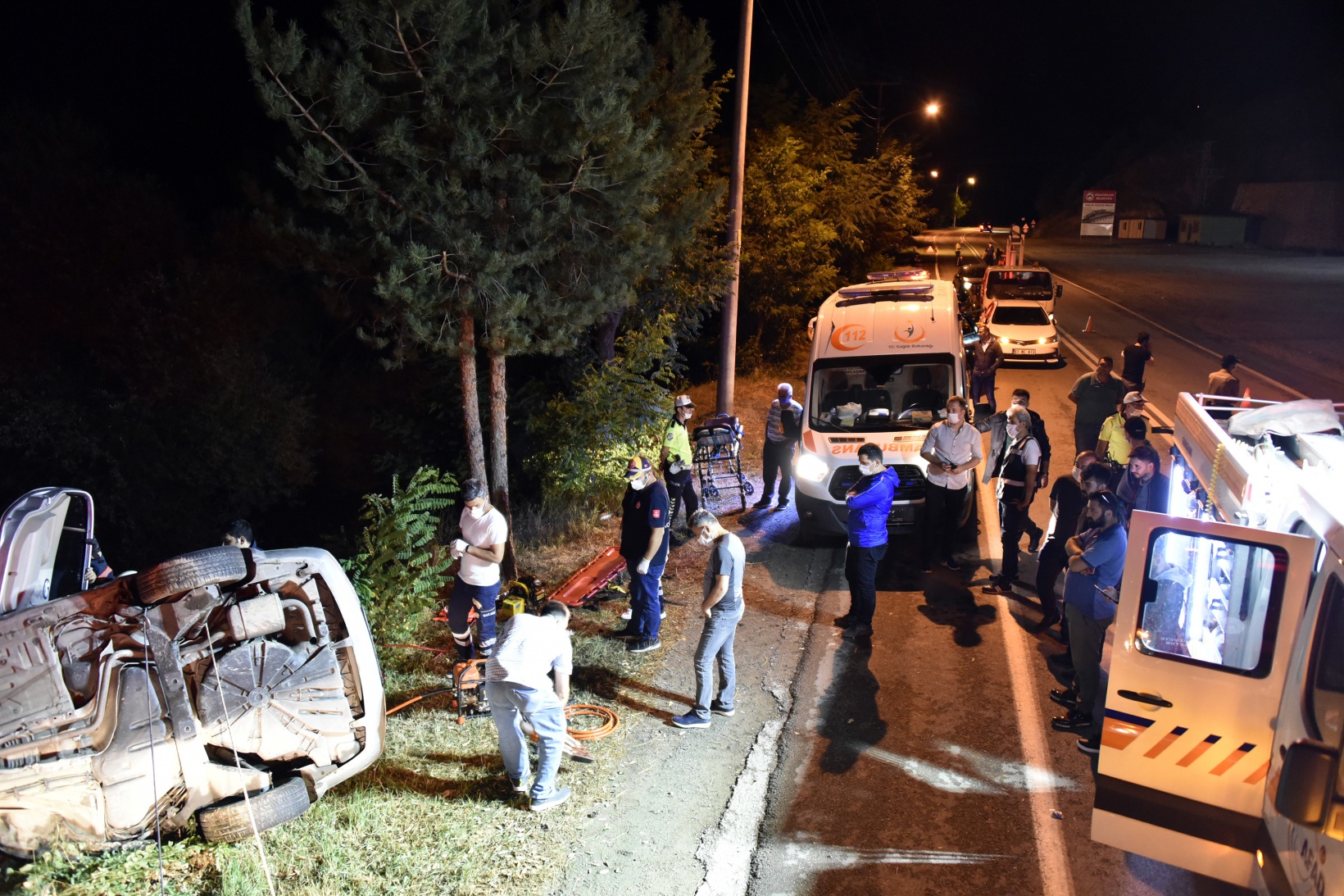 Otomobili dereye uçmaktan yol kenarındaki ağaç kurtardı 3