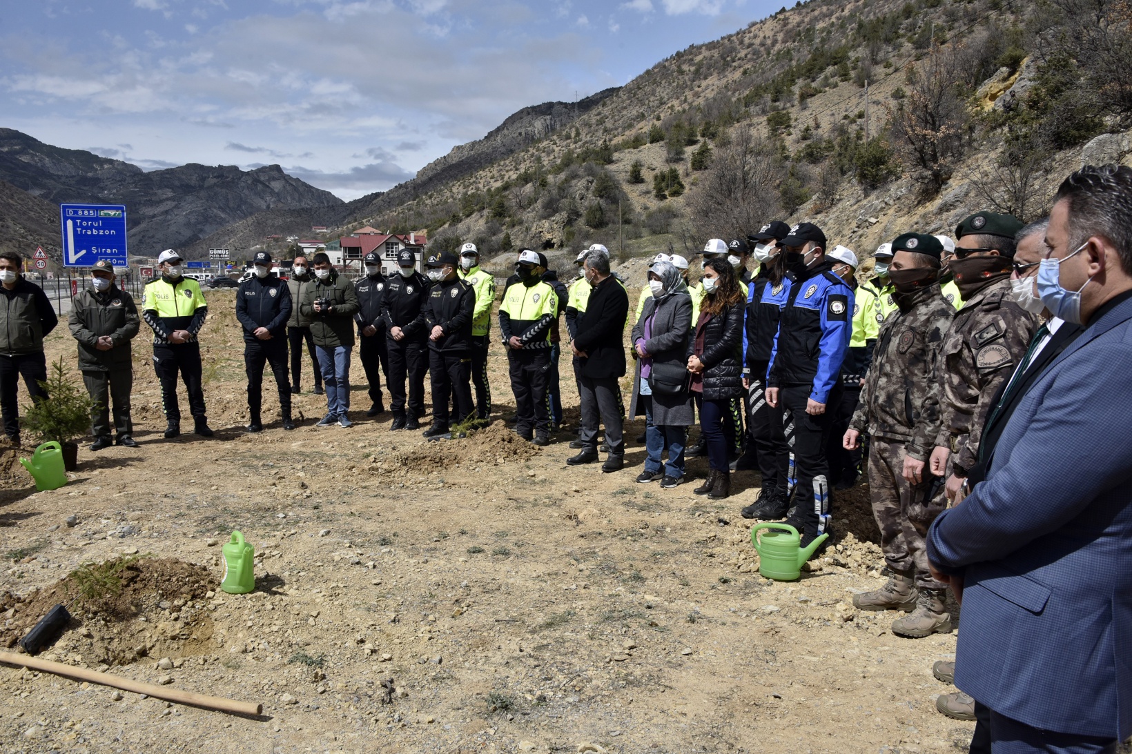 Gümüşhane’de Polis Haftası kapsamında fidan dikildi, lokma dağıtıldı 12